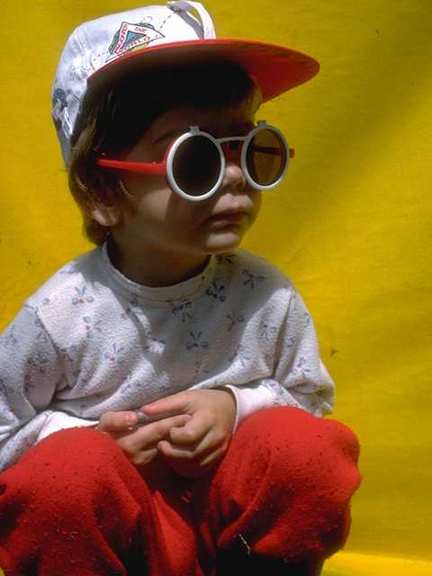 Ni�o con gafas de sol y gorra